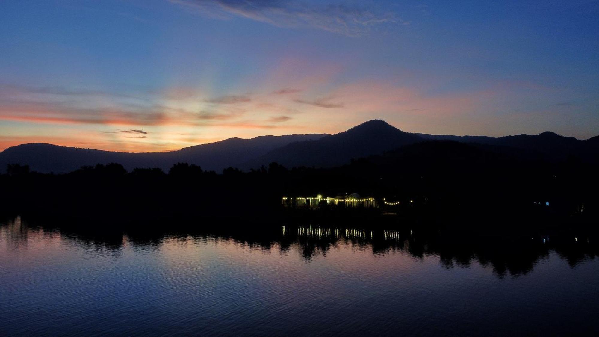 Kampot Riverfront Boutique Exterior photo